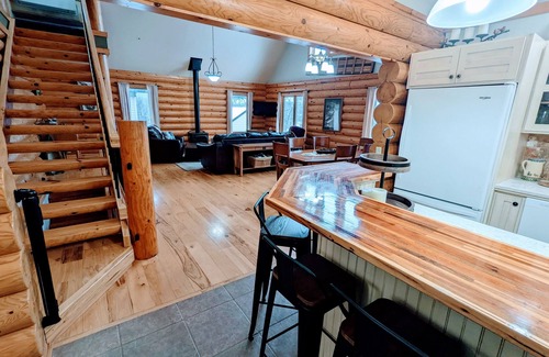 Albert Lea House | Authentic Log Home on Fountain Lake. Hot tub, Game Room, Kayaks, Canoe, Gardens,