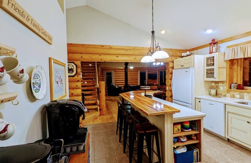 Albert Lea House | Authentic Log Home on Fountain Lake. Hot tub, Game Room, Kayaks, Canoe, Gardens,