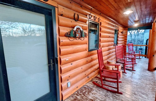 Albert Lea House | Authentic Log Home on Fountain Lake. Hot tub, Game Room, Kayaks, Canoe, Gardens,