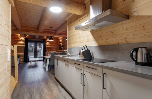 Jenig Ski Chalet | Authentic log house near top ski resort