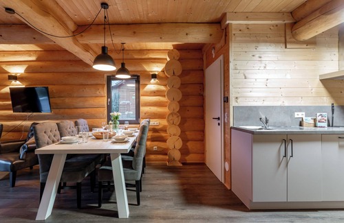 Jenig Ski Chalet | Authentic log house near top ski resort