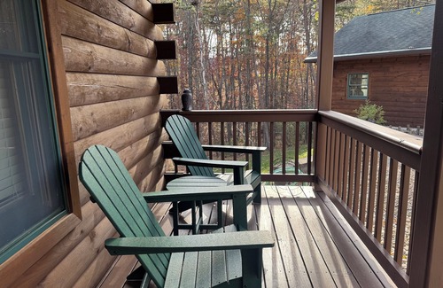 Berkeley Springs Cabin | Authentic Log Cabin Getaway w/Private Hot Tub