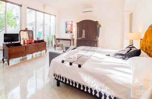 Zona Paseo Montejo House | Authentic Mérida a Block from Montejo, Fast Wi-FI
