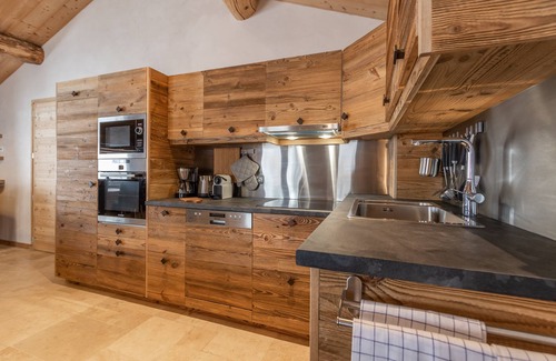 Arc-1600 Ski Chalet | Authentic renovated chalet on the slopes 5 min walk Arc 1600 4 ch 3 bath 12pers