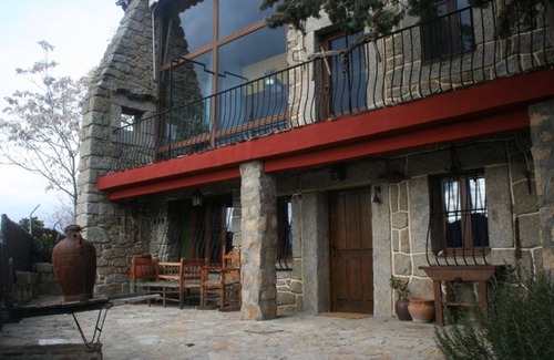 El Barraco House | Authentic stone house with beautiful views of the El Burguiilo reservoir