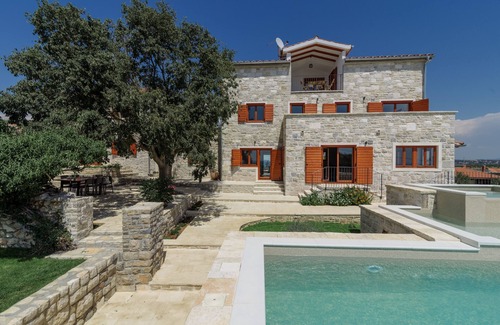 Tinj Villa | Authentic Stone Villa