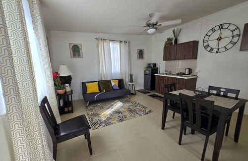 Brittons Hill House | Authentic Suburban Retreat: AC Bedroom, Wi-Fi, 5 Mins to Bridgetown & Beach