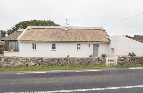 Doolin Cottage | Authentic Thatched Cottage with great views near Cliffs of Moher