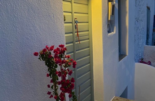 Plaka House | Authentic traditional cycladic house in Plaka