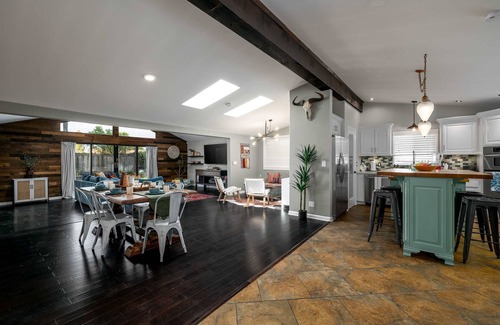 San Carlos House | Autumn Adventure | Sleeps 10 | Hot Tub | Billiards