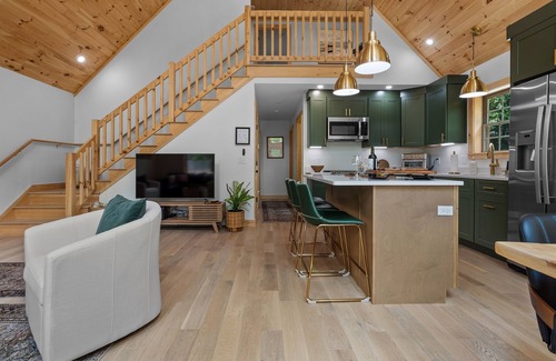 Brownfield Cabin | Autumn Escape - 4BR/2BA Cabin 15min to Conway Fire Pit Leaf-Peeping Ready