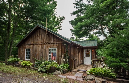 Stanley Cabin | Autumn Ridge- Cozy cabin in the Blue Ridge Mountains with a bubbly hot tub!🗻