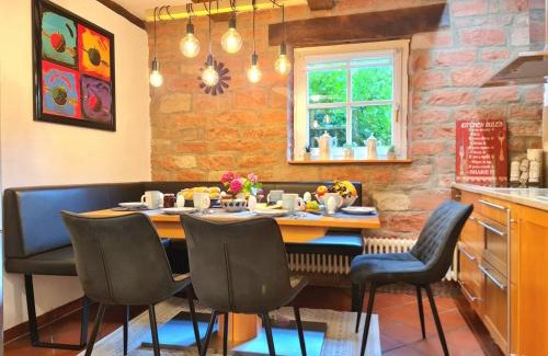 Kandel Apartment | AVAHOME: Haus für 16, WLAN, Parkplätze, Netflix, Nespresso
