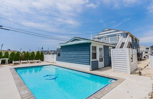 Avalon Condo | Avalon BEACH BLOCK 2 Bedroom Condo with POOL East Unit/Sleeps 4