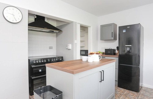 Bryngwran House | AVALON - BRYNGWRAN, pet friendly, with a garden in Llanfaelog