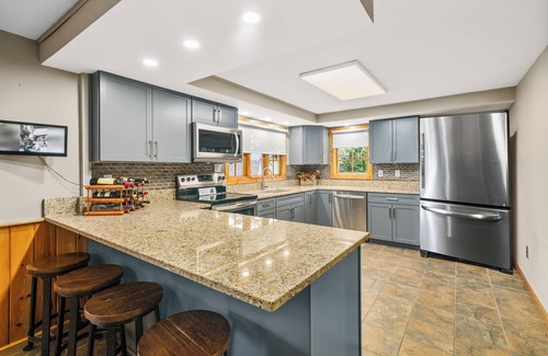 Logan Cabin | Avalon Villa-Panoramic Lake Views-Hot Tub-Game Room-Kayaks-Canoes-Bikes-Play Grd