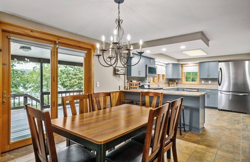 Logan Cabin | Avalon Villa-Panoramic Lake Views-Hot Tub-Game Room-Kayaks-Canoes-Bikes-Play Grd