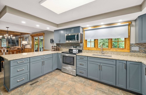 Logan Cabin | Avalon Villa-Panoramic Lake Views-Hot Tub-Game Room-Kayaks-Canoes-Bikes-Play Grd