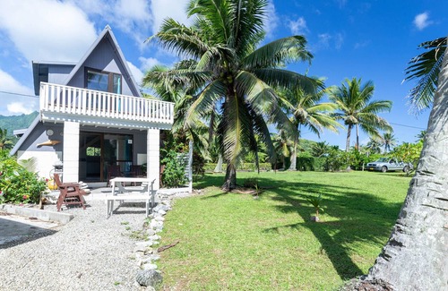 Kiikii Tapere Cottage | Avaro Cottage - with shared pool