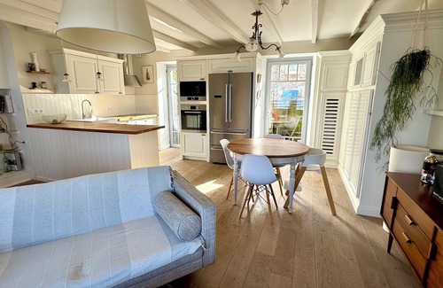 Belz House | Avel Mor. Staggering view of the little house of Saint-Cado on the Étel estuary.