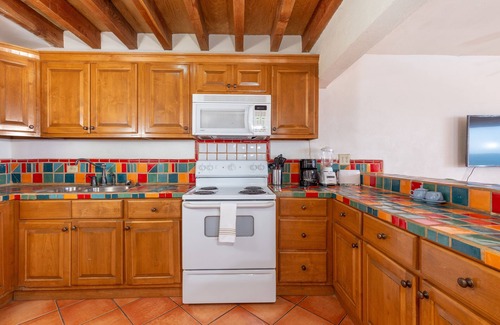 Santa Ana House | Aventura: Mirador beachfront condo, close to bars, restaurants, & Malecon