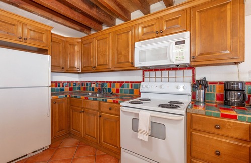 Santa Ana House | Aventura: Mirador beachfront condo, close to bars, restaurants, & Malecon
