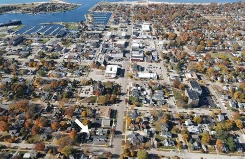 Ludington Apartment | Avenue Flats #1 - Walk to shops and restaurants - Hosted by Simple Lyfe Stays