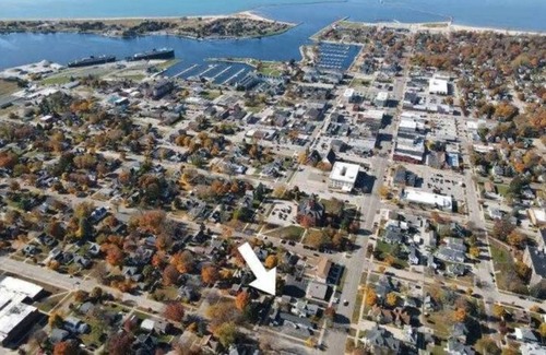 Ludington Apartment | Avenue Flats #2 - Walk to shops and restaurants - Hosted by Simple Lyfe Stays
