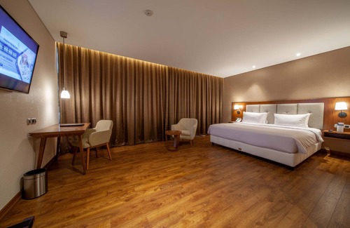 Bekasi Hotel | Avenzel Hotel & Convention Cibubur