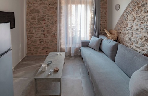 Pyrgi Apartment | Avgoustinos House - Stone Arch