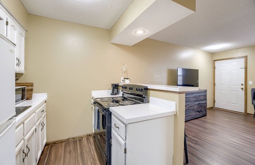 Platte City Apartment | Aviator's Lounge 1BR 1 BTH Free Parking WiFi - Easy Access Quite and Comfortable