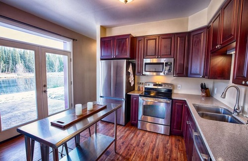 North Pole Apartment | Aviators Aurora Lakefront Retreat