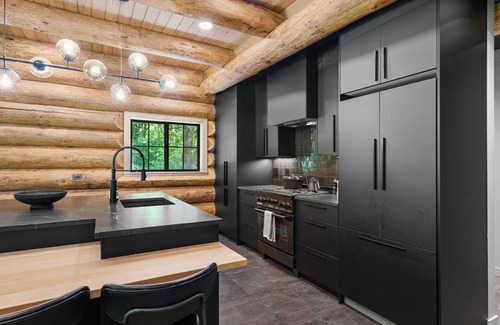 Deming House | Avlägsen Chalet: Modern Scandinavian Retreat w/Hot Tub near Mt. Baker Ski Area