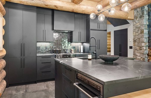 Deming House | Avlägsen Chalet: Modern Scandinavian Retreat w/Hot Tub near Mt. Baker Ski Area