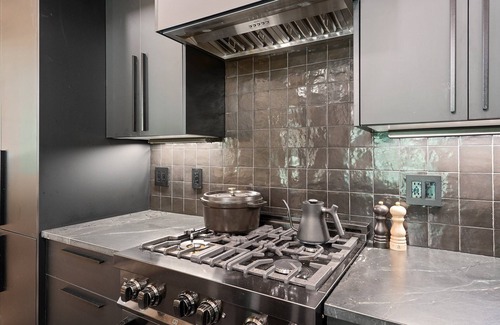 Deming House | Avlägsen Chalet: Modern Scandinavian Retreat w/Hot Tub near Mt. Baker Ski Area