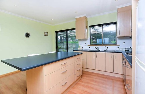 McLaren Vale Bed & Breakfast | Avocado Cottage minimum 2 night stay.nTariff is 2 guests sharing King Bedroomnn