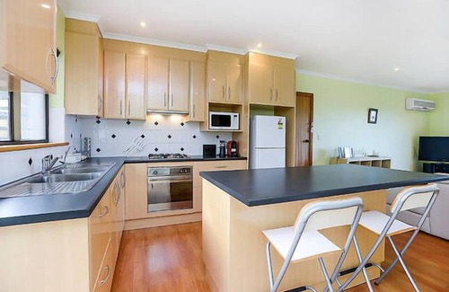 McLaren Vale Bed & Breakfast | Avocado Cottage minimum 2 night stay.nTariff is 2 guests sharing King Bedroomnn