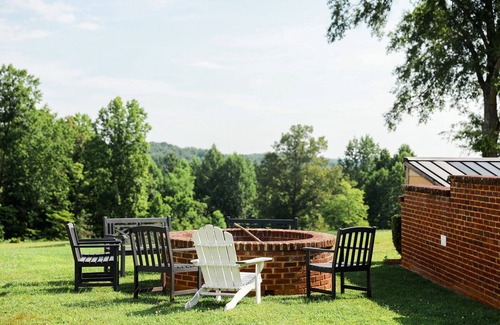 Schuyler House | Avon Hill: Private Pool + Mountain views + Rockfish River Fun!