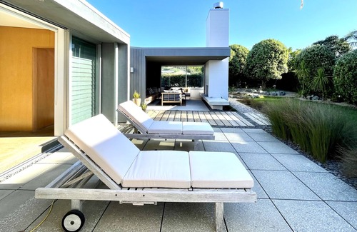 Omaha House | Award Winning Beach House - 100m from Beach