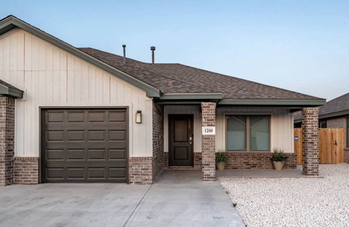 North by Northwest House | Away From Home Retreat - 3BR 2BA - NW Lubbock