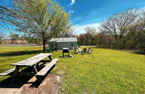 Oologah Cottage | Away from the bustle of the city, close to the lake, perfect for families
