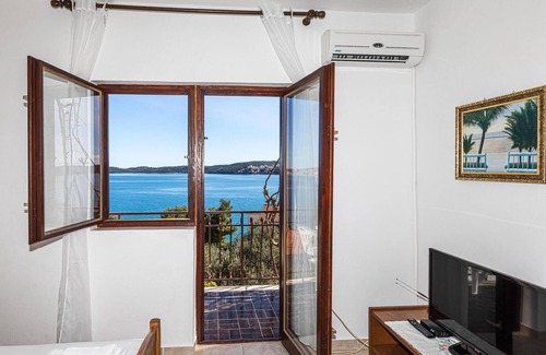 Seget Donji Apartment | Awesome apartment in Seget Donji