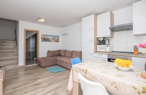 Ploce Apartment | Awesome apartment in Rogotin with WiFi