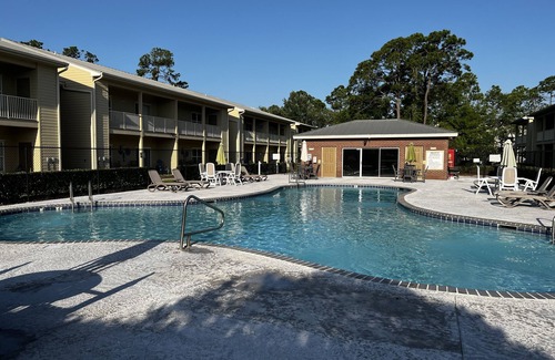 Gulf Shores Condo | Awesome Condo in Gulf Shores! Large pool. 1 mile from the beach! 😎