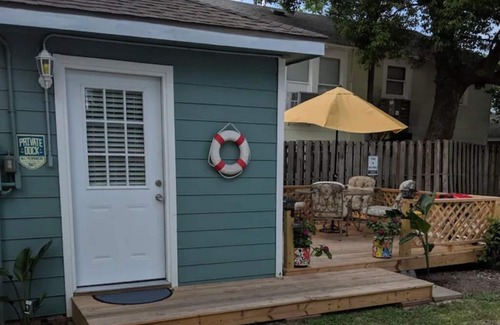 Bacliff Cottage | Awesome getaway on the Bay! Get on island time w/us! Swim, Fish & play all day