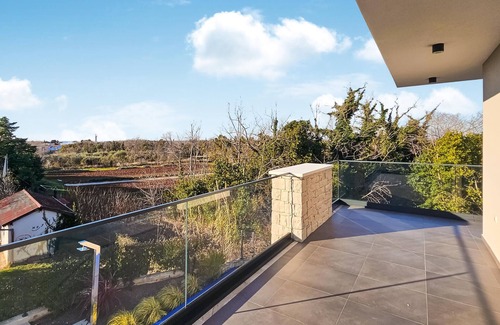 Basanija House | Awesome home in Basanija with kitchen