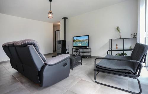 Chauve House | Awesome Home In Chauve With Kitchen