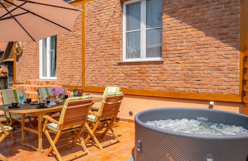 Jasenovac House | Awesome home in Drenov Bok with jacuzzi