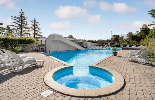 Ristinge House | Awesome home in Humble with WiFi