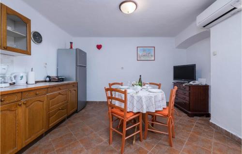 Brovinje House | Awesome Home In Koromacno With Kitchen